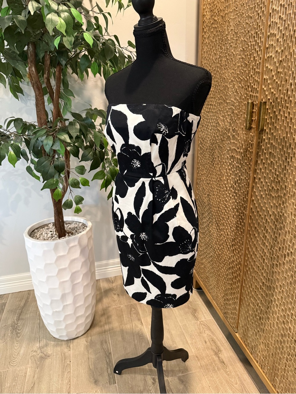 Express Black and White Strapless Floral Sheath Dress, Satin lined - Picture 6 of 10